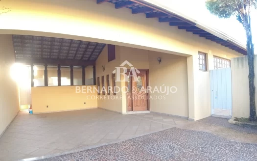 CA 000047 – CASA 04 DORMITÓRIOS 01 SUÍTE MASTER – PISCINA – 4 VAGAS DE GARAGEM – 358 M2